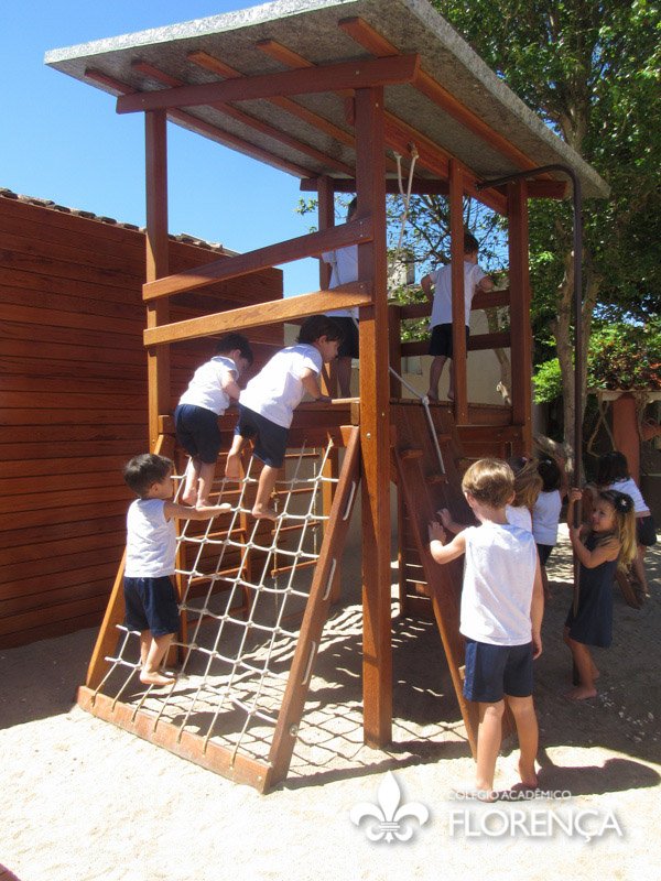 Crianças brincando no novo parque no Colégio Florença