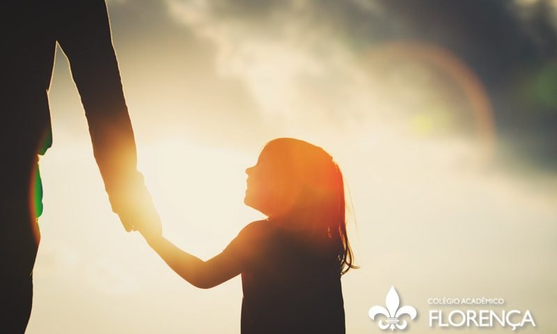 Obediência na infância - Pai e filha dando as mãos ao pôr-do-sol
