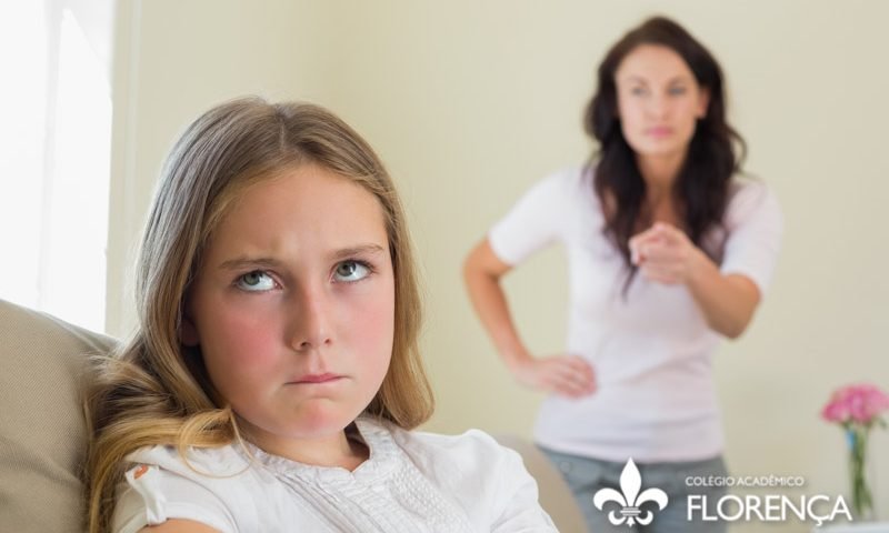 Mãe trabalhando limites com a filha