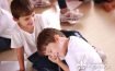 Rotina na infância: 2 crianças interagindo na sala de aula