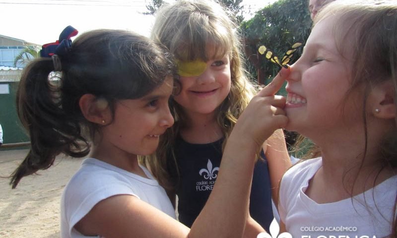 Crianças brincando com borboleta do Colégio Florença - Escola Infantil em Florianópolis