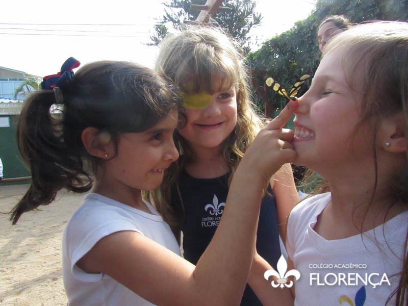 Crianças brincando com borboleta do Colégio Florença - Escola Infantil em Florianópolis