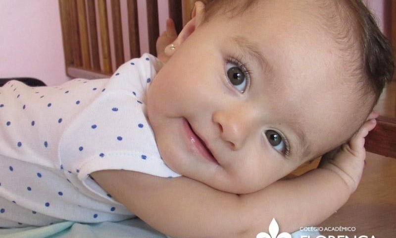 A misteriosa linguagem dos bebês - Bebê olhando para a câmera