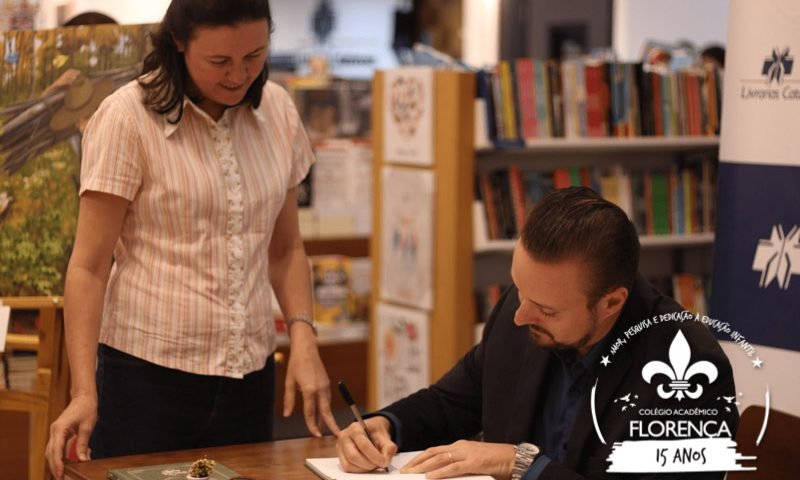 Prof. Roger Hansen autografando livro de contos de fadas O Lenhador