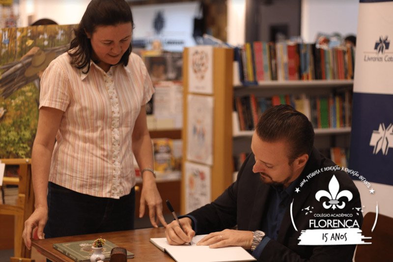 Prof. Roger Hansen autografando livro de contos de fadas O Lenhador