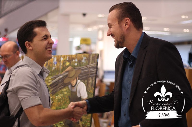 Prof. Roger Hansen cumprimentando no lançamento do livro de contos de fadas O Lenhador