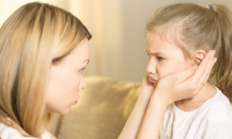 mãe conversando com seu filho - A Importância do “não” na Educação Infantil