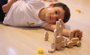aluno do Colégio Florença brincando com brinquedo de madeira - Período Integral na Educação Infantil