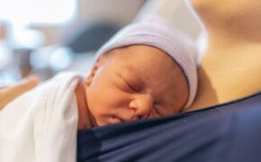 Contato pele a pele com o Bebê - Mãe no hospital com bebê recém-nascido no peito, contato pele a pele