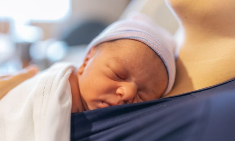 Contato pele a pele com o Bebê - Mãe no hospital com bebê recém-nascido no peito, contato pele a pele