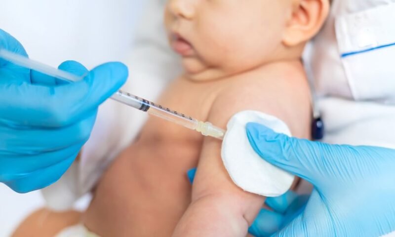 Vacinação do Bebê - Vacinação bebê, injeção no braço.